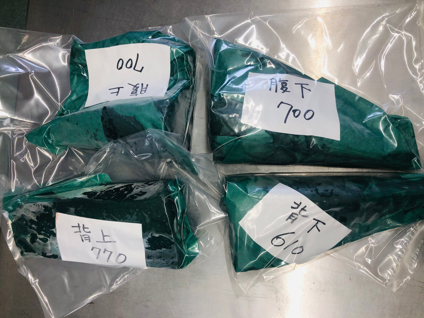 ◉富山の天然夏マグロ 小ぶりな半身まるごとセット(4分割・皮付)カマおまけ付 冷凍セット 全体量約3000g