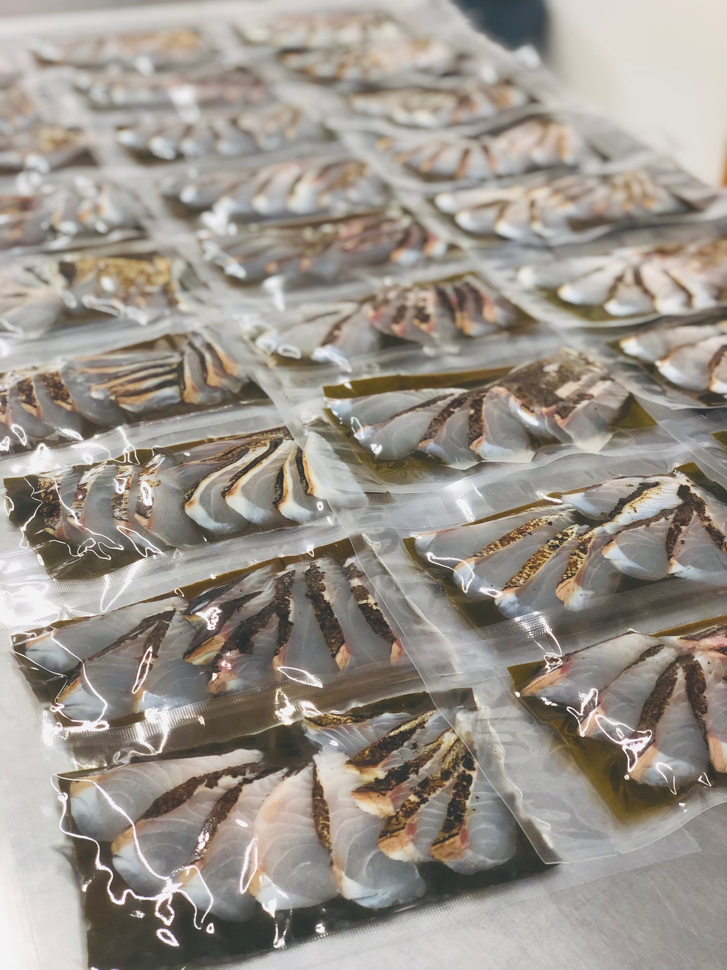 ◉目鯛の昆布締め3pc 脂ノリの良い濃厚な味わい 皮目を香ばしく炙った炙り昆布じめです