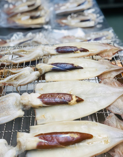 ◉人気！予約販売　まるごと肝付きスルメイカ一夜干し3枚　自家製魚醤仕込み　※3月以降発送予定　※送料込み商品