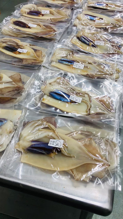 ◉人気！予約販売　まるごと肝付きスルメイカ一夜干し3枚　自家製魚醤仕込み　※3月以降発送予定　※送料込み商品
